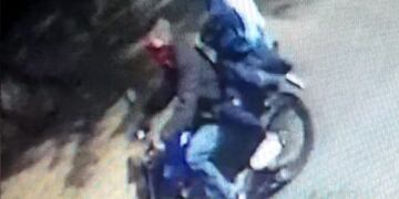 El agresor se fue con un cómplice a bordo de una moto\u002E (Canal 3)