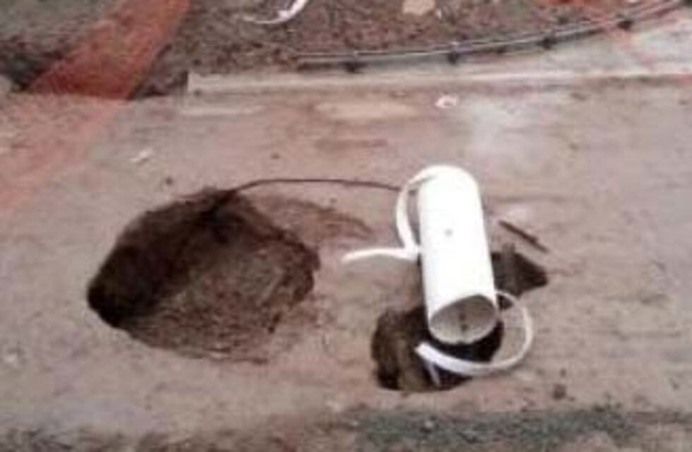 ¡De película! La calle cedió, se hizo un agujero y quedó hundida la rueda de un auto