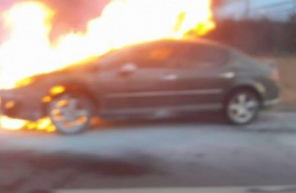 Una familia se salvó de milagro tras incendiarse el auto