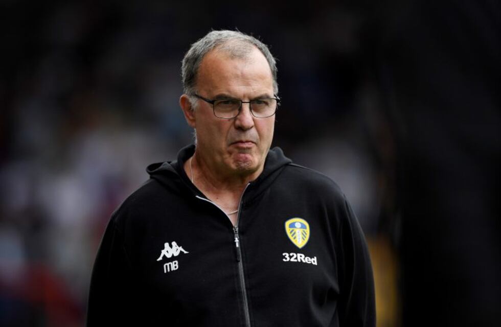 ¡Un loco! El insólito vestuario con el que apareció Marcelo Bielsa en la gala de los 100 años del Leeds