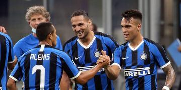 Milan (Italy), 13/07/2020\u002E- Inter Milan's Lautaro Martinez (R) celebrates with his teammates after scoring the 3-1 goal during the Italian Serie A soccer match between Inter Milan and Torino FC at Giuseppe Meazza stadium in Milan, Italy, 13 July 2020\u002E (Italia) EFE/EPA/MATTEO BAZZI