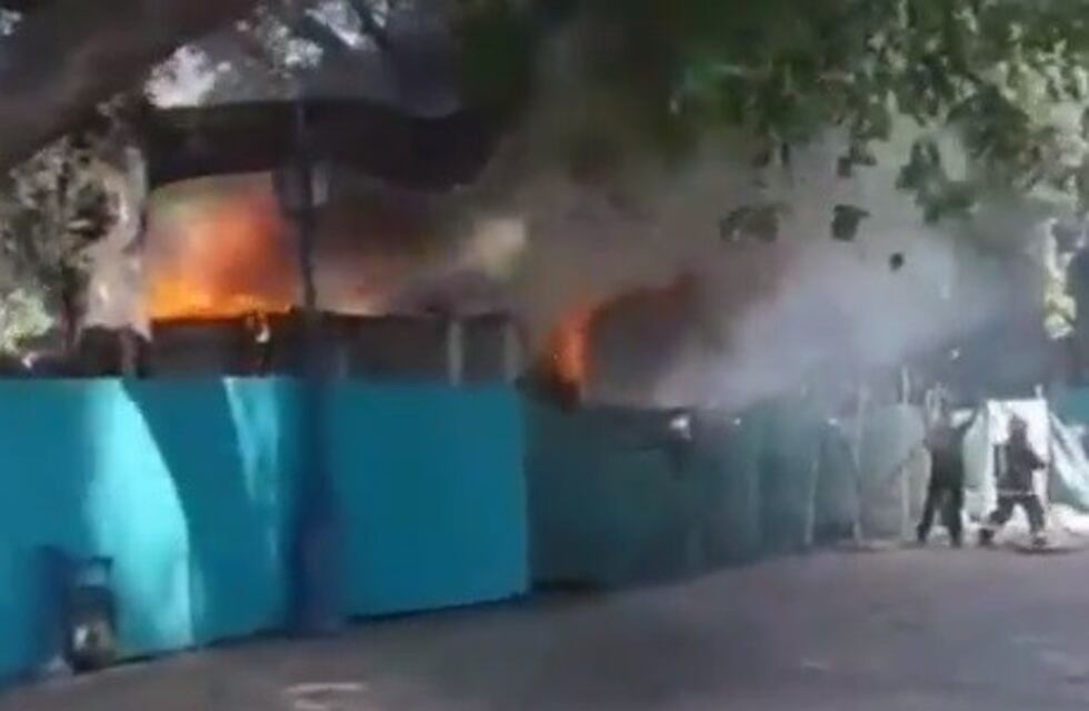 Alarma y corridas en la Plaza Independencia por el incendio de un contenedor