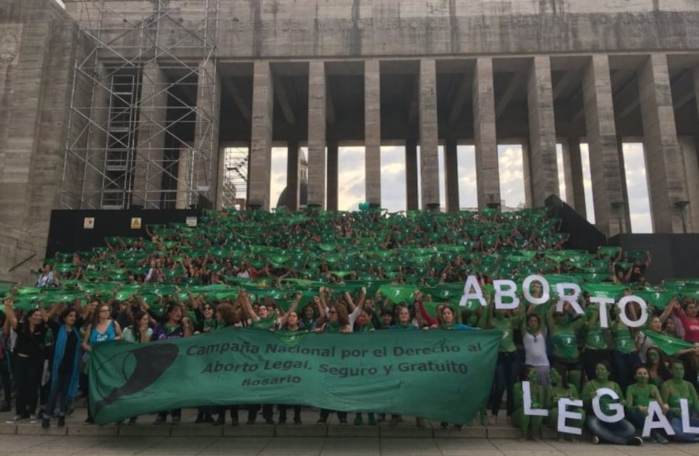 La campaña a favor del aborto legal vistió de verde el Monumento a la Bandera