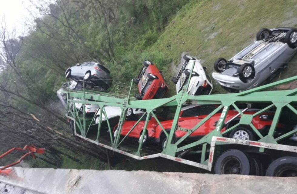 Para cerrar la concesionaria: un camión que llevaba autos cero kilómetro cayó desde un puente