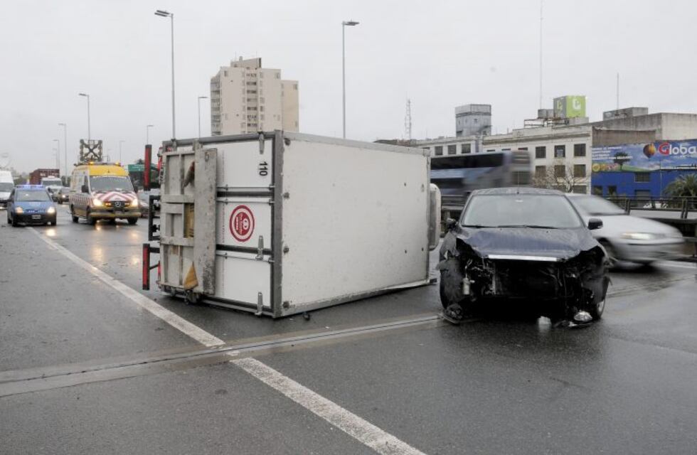 Un camión chocó contra un vehículo en la autopista 9 de Julio y generó demoras en el tránsito