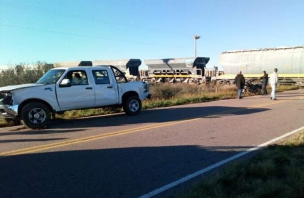 Una formación de tren embistió a una camioneta cerca de Zanjitas