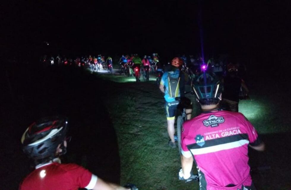 La bicicleteada nocturna recorrió Alta Gracia y los senderos del valle