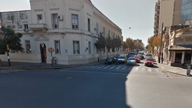 Hombre alcoholizado chocu00f3 y golpeu00f3 a una mujer y al policu00eda que intentu00f3 esposarlo