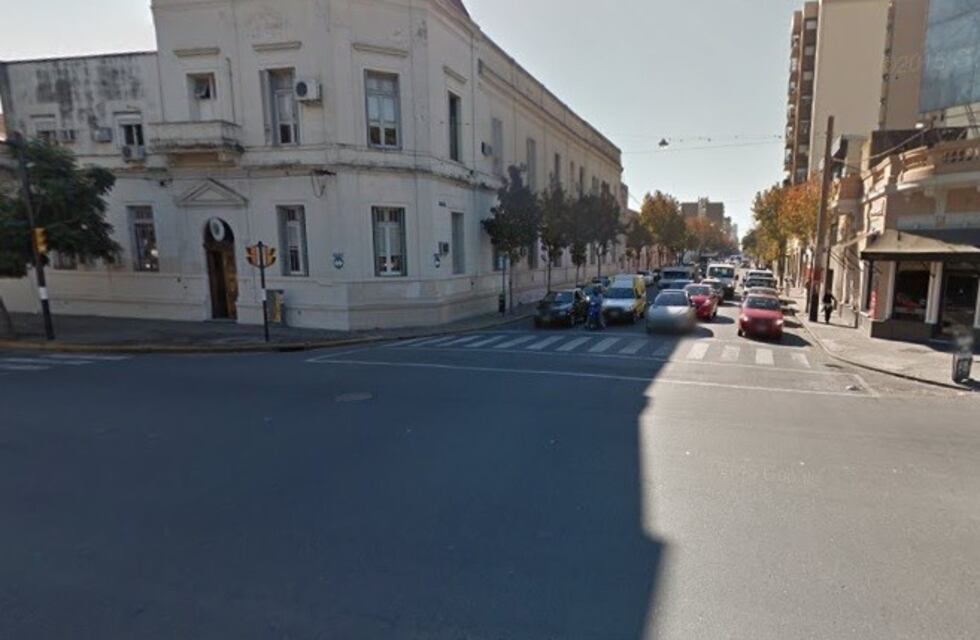 Un hombre alcoholizado chocó un auto y agredió a una mujer y al policía que intentó esposarlo
