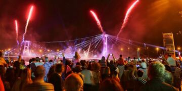 El espectáculo multimedia tuvo un cierre especial sobre el Puente Colgante\u002E (Prensa Gobierno de Santa Fe)