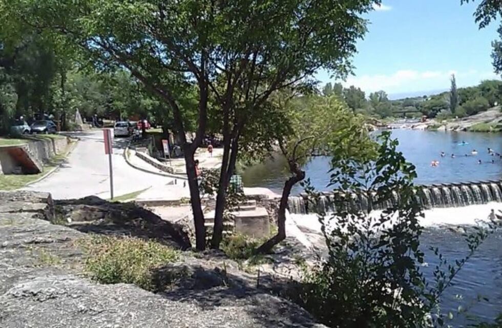 Intentó cruzar el vado y se lo llevó la corriente: fue rescatado por un guardavidas