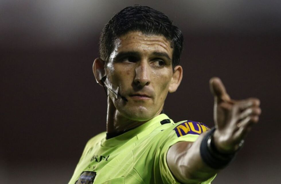 Los simuladores en la cancha de Newell’s Old Boys: Andrés Merlos engañó a un hincha