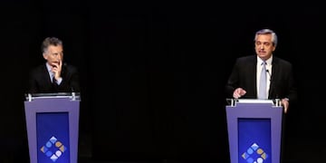 Mauricio Macri y Alberto Fernández en el segundo debate presidencial\u002E (Foto: Federico López Claro)