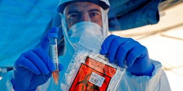 Israeli medical personnel take samples at a drive through COVID-19 testing facility in Ramat Hasharon in the suburbs of Tel Aviv, on June 1, 2020 during measures imposed by the Israeli authorities to curb the spread of the novel coronavirus\u002E (Photo by JACK GUEZ / AFP)