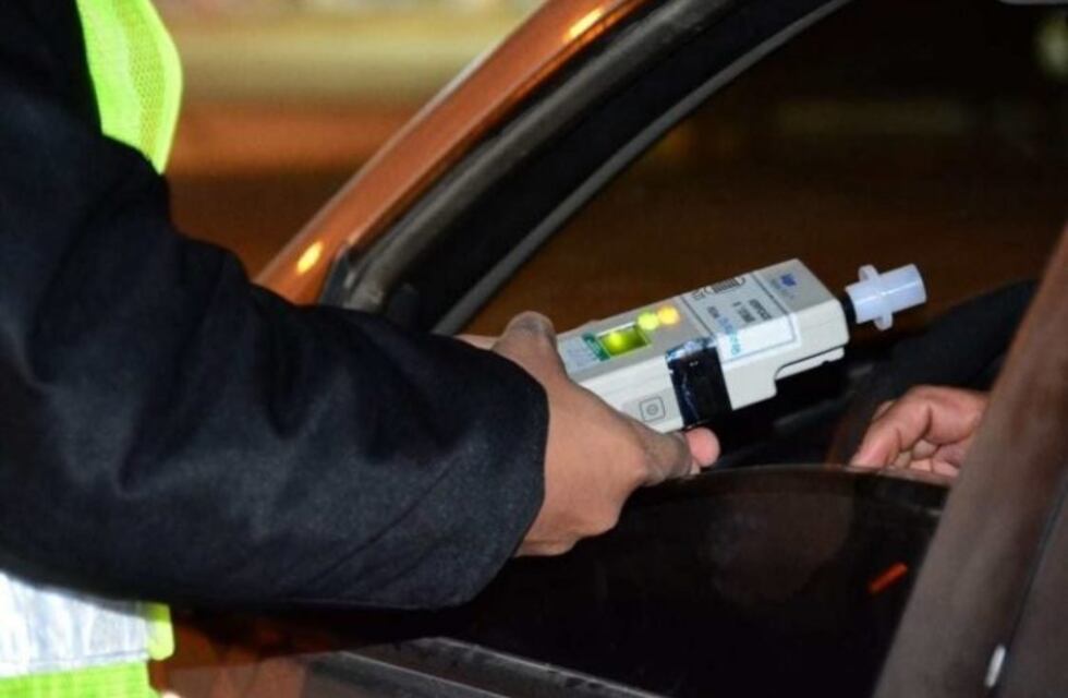 Taxista alcoholizado chocó contra un vehículo estacionado