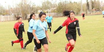 Las participantes del torneo se enfrentan entre equipos y por zonas en un número constante de oportunidades\u002E