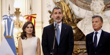 El rey Felipe VI y la reina Letizia junto al presidente argentino, Mauricio Macri (d), durante la ceremonia de bienvenida oficial, hoy en Buenos Aires\u002E EFE/Mariscal