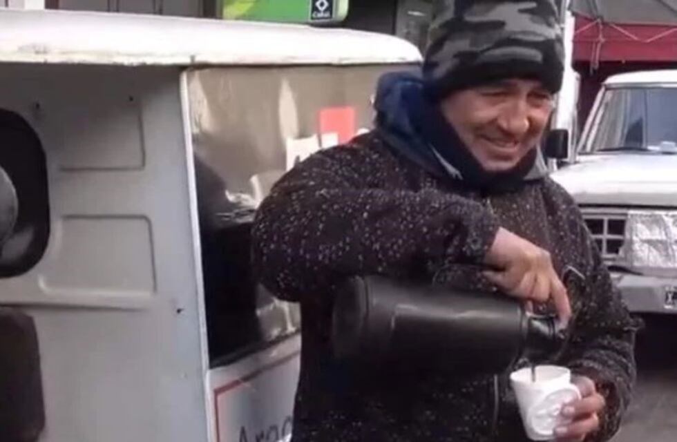 Es profesor por la tarde y vende café durante la mañana en el centro puntano