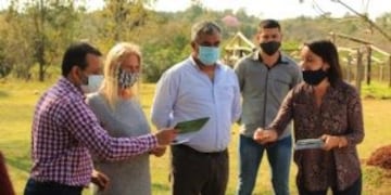 Entrega de ayuda a productores en una chacra de Santa Inés de Posadas\u002E