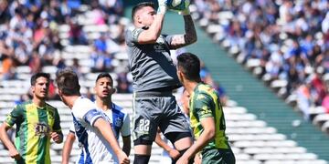 Máxima seguridad en el arco Albiazul\u002E El arquero extendió su contrato hasta 2023\u002E