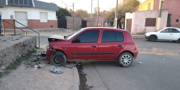 Alta Gracia: una mujer perdió el control del auto y chocó contra una vereda