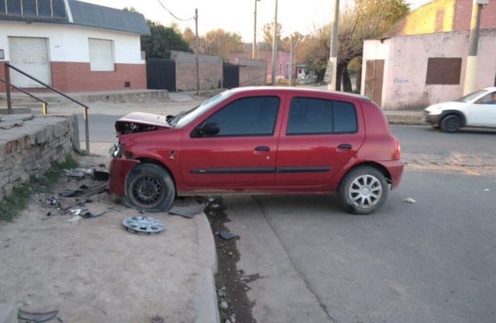 Una mujer perdió el control del auto y chocó contra una vereda