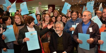 Alberto Rodríguez Saá encabezó el acto de entrega de esctrituras\u002E Foto: ANSL\u002E