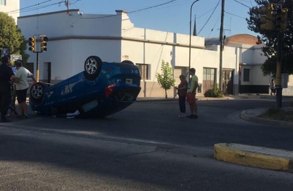 Violento choque en Mitre y Alvear: dos heridos