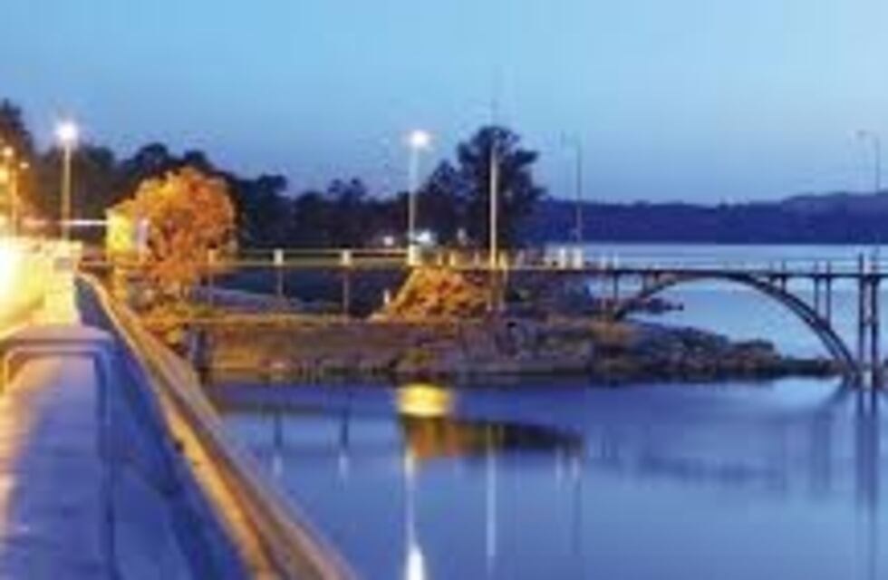 Embalse: chofer ayudó a dos adultos mayores a cruzar la ruta