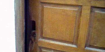 Los malvivientes rompieron la puerta para ingresar al hogar\u002E