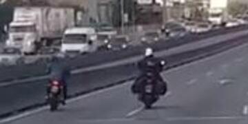 Moto escapa de la policía