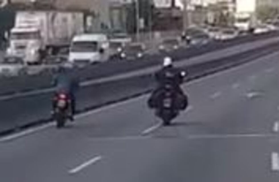 Un motociclista eludió a un policía en la Autopista 25 de Mayo y se viralizó