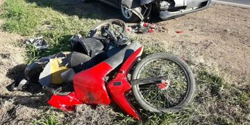 El accidente fatal ocurrió en cercanías de la ciudad de Arroyito, entre un Toyota Corolla y una moto\u002E (Fotos gentileza Canal 3 de Arroyito)