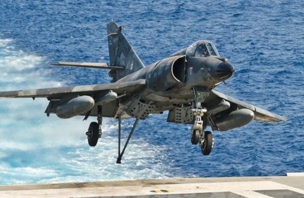 El Gobierno estudia comprar seis aviones cazabombarderos a Francia