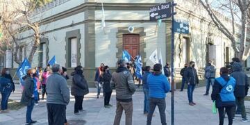 Estatales, docentes y judiciales marcharon en rechazo del pago escalonado de salarios y aguinaldos en Neuquén