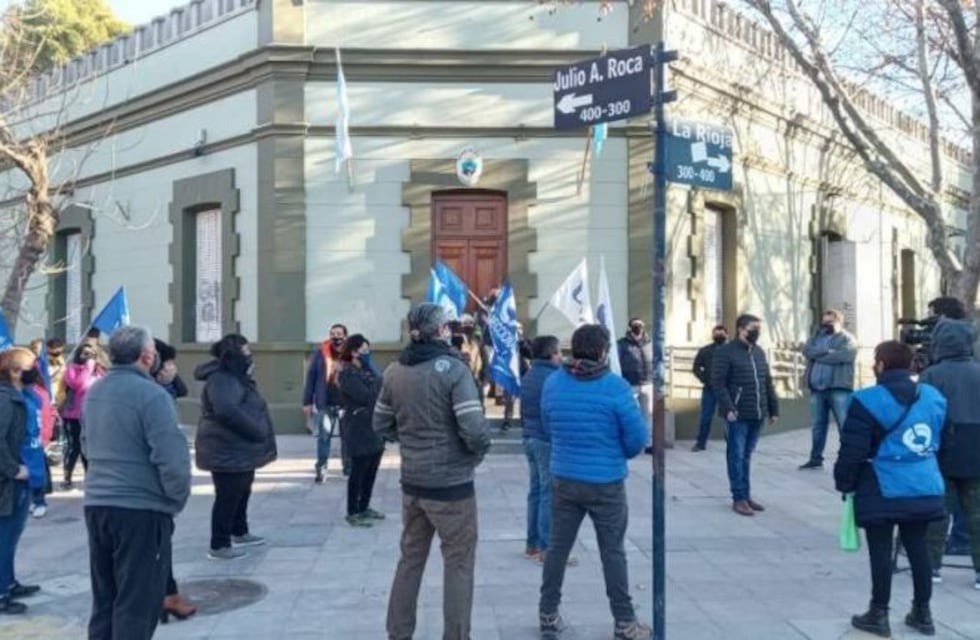 Estatales, docentes y judiciales marcharon en rechazo del pago escalonado de salarios y aguinaldos en Neuquén