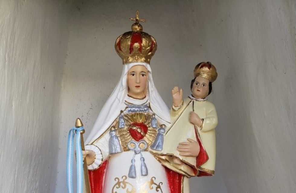 Para cumplir una promesa, una vecina restauró gratis la virgen de la comisaría de Villa Allende