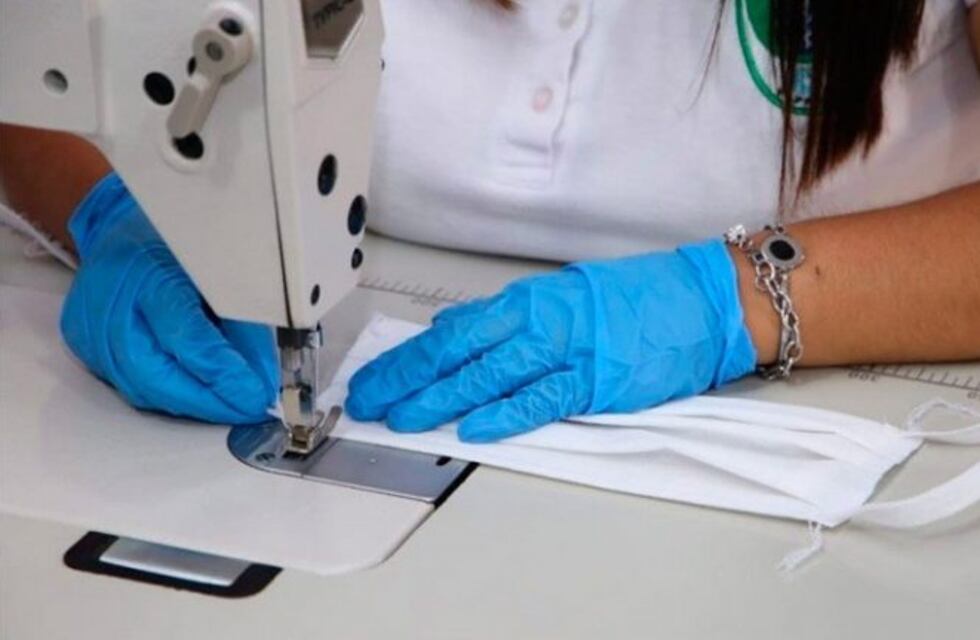 Solidarios: mendocinos confeccionaron y donaron miles de barbijos y batas a profesionales de Salud