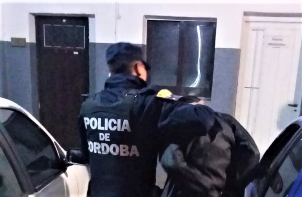 Tras golpearlo, le habría robado diez mil pesos