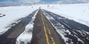 Paso de Jama cerrado por nevadas y congelamiento de ruta