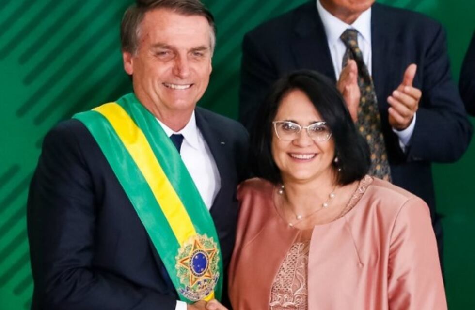 Una ministra de Bolsonaro dijo que "los niños visten de azul y las niñas de rosa"