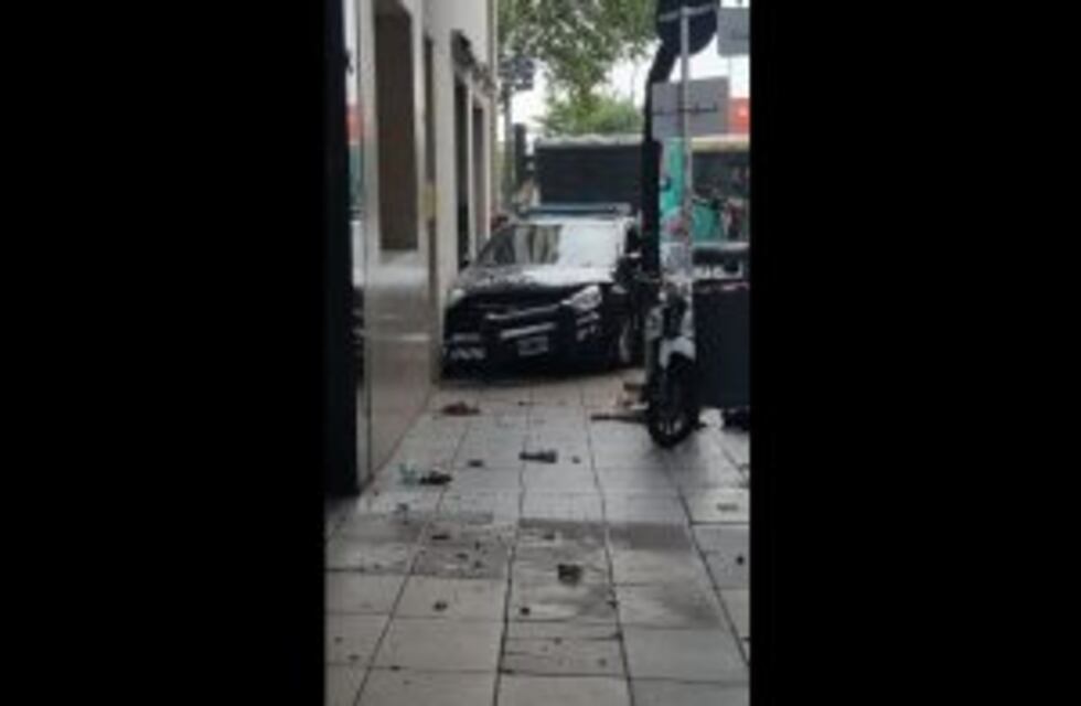 Persecución policial: un patrullero se incrustó en una peluquería de Av. del Libertador y Rodríguez Peña
