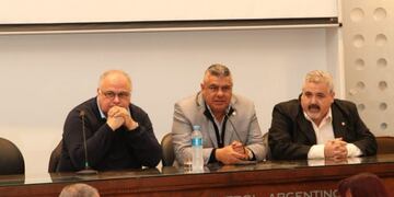 Chiqui Tapia, junto a su vocero y hombre fuerte del ascenso Daniel Ferreiro, uno de los que impulsa la división en la B Nacional\u002E