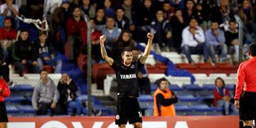 MON08. MONTEVIDEO (URUGUAY), 23/05/2017.- El jugador del Lanu00fas Alejandro Silva celebra tras anotar un gol hoy, martes 23 de mayo de 2017, durante un partido entre el Lanu00fas argentino y el Nacional uruguayo por la Copa Libertadores, en Montevideo (Uruguay). EFE/Rau00fal Martu00ednez