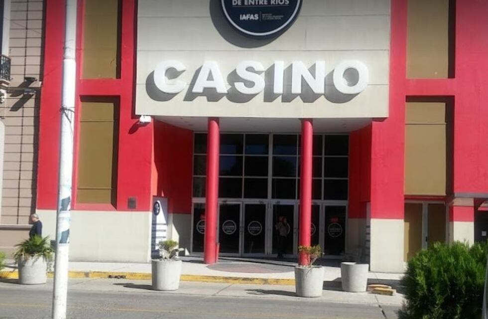 Le compró una "cajita feliz" a su hijo, lo dejó en el local y se fue al casino
