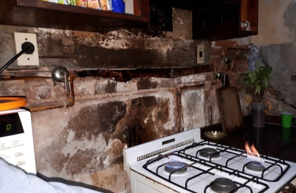 Viven desde hace 13 años con su casa convertida en pantano por una obra no habilitada
