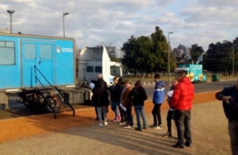 Llegó a Rosario el camión de Nación para hacer trámites de DNI, Pami y Ansés