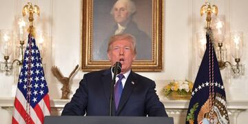 TOPSHOT - US President Donald Trump addresses the nation on the situation in Syria April 13, 2018 at the White House in Washington, DC\u002E Trump said strikes on Syria are under way\u002E / AFP PHOTO / Mandel NGAN