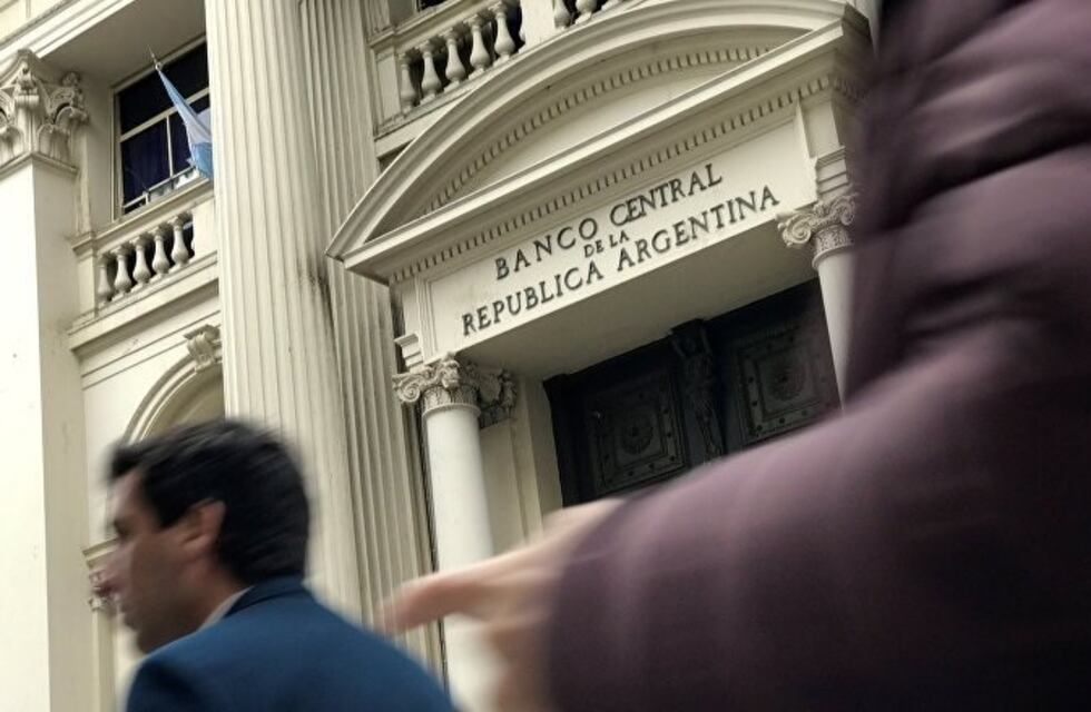 Dólar ahorro: sigue frenada la compra y los bancos quieren que ANSES les habilite una forma de consulta directa