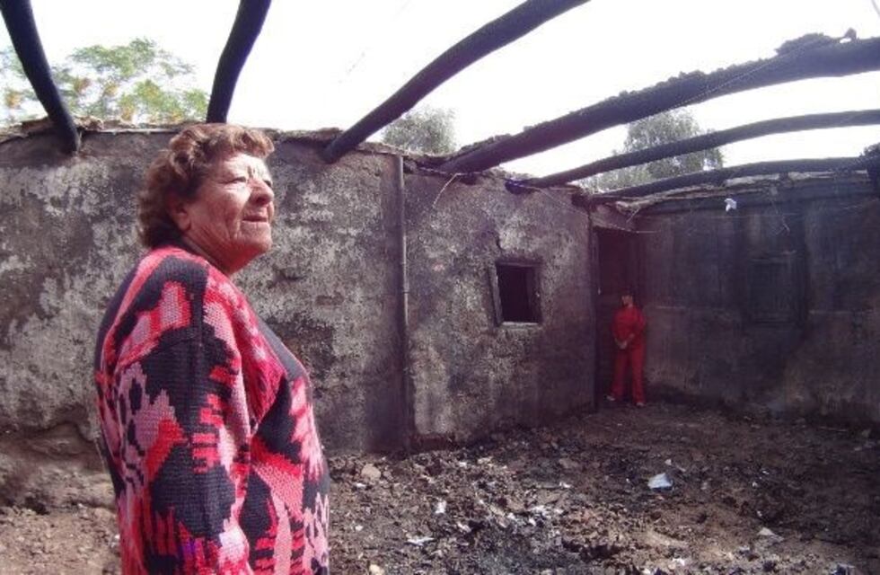 No pudo pagar la luz y por usar velas se le quemó toda la casa